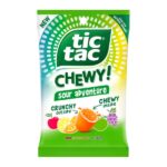 Tic Tac Chewy Sour Adventure è la versione più divertente e audace delle classiche Tic Tac. All’esterno una copertura croccante, all’interno un cuore morbido e gommoso che sprigiona un gusto fruttato intenso e decisamente acidulo. Un mix perfetto tra caramella e gummy, pensato per chi ama i sapori forti e frizzanti. Ideali come snack da condividere, per candy box o per chi vuole qualcosa di diverso dalle solite caramelle. Packaging colorato, formato generoso e sapori che colpiscono al primo morso.