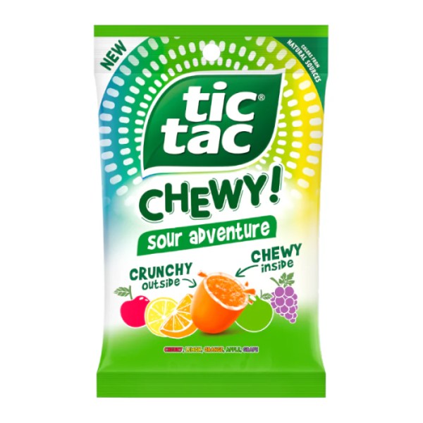 Tic Tac Chewy Sour Adventure è la versione più divertente e audace delle classiche Tic Tac. All’esterno una copertura croccante, all’interno un cuore morbido e gommoso che sprigiona un gusto fruttato intenso e decisamente acidulo. Un mix perfetto tra caramella e gummy, pensato per chi ama i sapori forti e frizzanti. Ideali come snack da condividere, per candy box o per chi vuole qualcosa di diverso dalle solite caramelle. Packaging colorato, formato generoso e sapori che colpiscono al primo morso.