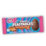 Feastables MrBeast Easter Peanut Butter Cup Egg 35 gr. Il Feastables Easter Peanut Butter Cup Egg è uno snack di cioccolato a forma di uovo pasquale ripieno di crema al burro di arachidi. Creato dal famoso YouTuber MrBeast, combina cioccolato al latte cremoso e un ripieno ricco di peanut butter, offrendo un gusto intenso e dolce. Ideale come snack veloce o dolce pasquale da collezione per i fan del brand Feastables.