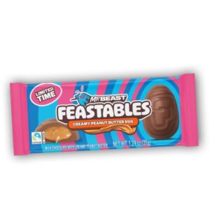 Feastables MrBeast Easter Peanut Butter Cup Egg 35 gr. Il Feastables Easter Peanut Butter Cup Egg è uno snack di cioccolato a forma di uovo pasquale ripieno di crema al burro di arachidi. Creato dal famoso YouTuber MrBeast, combina cioccolato al latte cremoso e un ripieno ricco di peanut butter, offrendo un gusto intenso e dolce. Ideale come snack veloce o dolce pasquale da collezione per i fan del brand Feastables.