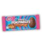 Feastables MrBeast Easter Peanut Butter Cup Egg 35 gr. Il Feastables Easter Peanut Butter Cup Egg è uno snack di cioccolato a forma di uovo pasquale ripieno di crema al burro di arachidi. Creato dal famoso YouTuber MrBeast, combina cioccolato al latte cremoso e un ripieno ricco di peanut butter, offrendo un gusto intenso e dolce. Ideale come snack veloce o dolce pasquale da collezione per i fan del brand Feastables.
