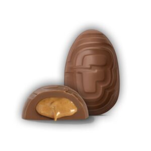 Feastables MrBeast Easter Peanut Butter Cup Egg 35 gr. Il Feastables Easter Peanut Butter Cup Egg è uno snack di cioccolato a forma di uovo pasquale ripieno di crema al burro di arachidi. Creato dal famoso YouTuber MrBeast, combina cioccolato al latte cremoso e un ripieno ricco di peanut butter, offrendo un gusto intenso e dolce. Ideale come snack veloce o dolce pasquale da collezione per i fan del brand Feastables.
