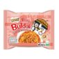I Samyang Buldak Rosé Hot Chicken Flavor Ramen combinano la celebre piccantezza coreana della linea Buldak con una cremosa salsa rosé, creando un equilibrio perfetto tra speziato e vellutato. Il risultato è un ramen intenso ma più morbido rispetto al classico Hot Chicken, ideale sia per chi ama il piccante sia per chi vuole provarlo in una versione più cremosa. Pronti in pochi minuti, sono perfetti per un pasto veloce ma ricco di sapore.