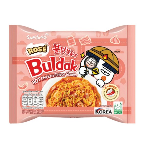 I Samyang Buldak Rosé Hot Chicken Flavor Ramen combinano la celebre piccantezza coreana della linea Buldak con una cremosa salsa rosé, creando un equilibrio perfetto tra speziato e vellutato. Il risultato è un ramen intenso ma più morbido rispetto al classico Hot Chicken, ideale sia per chi ama il piccante sia per chi vuole provarlo in una versione più cremosa. Pronti in pochi minuti, sono perfetti per un pasto veloce ma ricco di sapore.