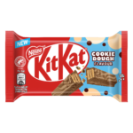 Kit Kat Cookie Dough combina il classico wafer croccante con un goloso rivestimento di cioccolato al gusto cookie dough. Ogni barretta offre il perfetto equilibrio tra croccantezza e dolcezza, ideale per una pausa sfiziosa o uno snack irresistibile in qualsiasi momento della giornata.
