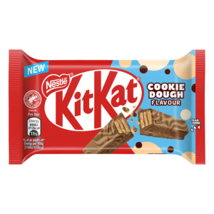 Kit Kat Cookie Dough combina il classico wafer croccante con un goloso rivestimento di cioccolato al gusto cookie dough. Ogni barretta offre il perfetto equilibrio tra croccantezza e dolcezza, ideale per una pausa sfiziosa o uno snack irresistibile in qualsiasi momento della giornata.