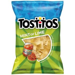 Tostitos Tortilla Chips Hint of Lime . Le Tostitos Hint of Lime sono autentiche tortilla chips di mais ispirate alla tradizione messicana. Preparati con mais selezionato e fritti per ottenere una consistenza perfettamente croccante, questi triangoli di tortilla sono arricchiti con una leggera nota di lime che aggiunge freschezza e carattere al sapore.