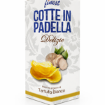 Cotte in Padella Delizie con Tartufo Bianco, queste patatine sprigionano un aroma intenso e raffinato. Croccanti e dorate, offrono il perfetto equilibrio tra il gusto autentico della cottura in padella e le eleganti note del tartufo bianco, per uno snack gourmet irresistibile.
