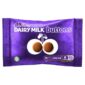 Cadbury Dairy Milk Giant Buttons 40 gr. Cadbury Dairy Milk Giant Buttons sono una delle varianti più iconiche del marchio inglese. Piccoli dischi di cioccolato al latte dalla consistenza liscia e cremosa, realizzati con la celebre ricetta Dairy Milk che garantisce un gusto ricco e pieno. Il formato “Giant Buttons” offre pezzi più grandi rispetto alle versioni classiche, rendendo l’esperienza ancora più soddisfacente.