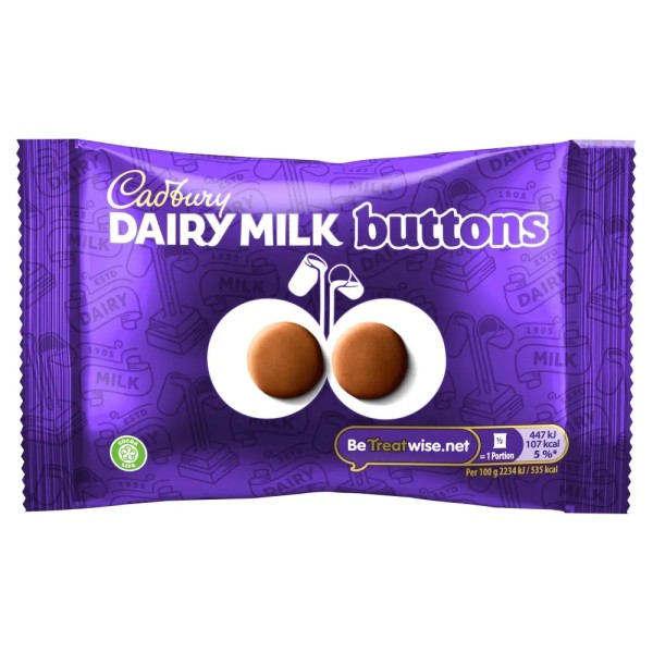 Cadbury Dairy Milk Giant Buttons Cadbury Dairy Milk Giant Buttons 40 gr. Cadbury Dairy Milk Giant Buttons sono una delle varianti più iconiche del marchio inglese. Piccoli dischi di cioccolato al latte dalla consistenza liscia e cremosa, realizzati con la celebre ricetta Dairy Milk che garantisce un gusto ricco e pieno. Il formato “Giant Buttons” offre pezzi più grandi rispetto alle versioni classiche, rendendo l’esperienza ancora più soddisfacente.