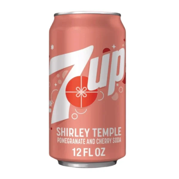 La 7UP Shirley Temple è una versione limited edition della classica 7UP, ispirata al famoso mocktail americano “Shirley Temple”. Unisce la freschezza agrumata della 7UP con note dolci di ciliegia e melograno, creando una bevanda frizzante, rinfrescante e super nostalgica. Perfetta da bere ghiacciata o come base per cocktail analcolici.