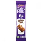 Cadbury Dairy Milk Little Bars 18 gr. Cadbury Dairy Milk Little Bars sono la versione mini della classica Dairy Milk. Una barretta compatta ma con tutto il gusto iconico del cioccolato al latte Cadbury: morbido, cremoso e ricco. Ogni barretta è pensata per essere consumata in un solo momento, rendendola perfetta per snack veloci, lunch box, vending o vendita in multipack