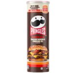 Pringles Burger King Bacon Double Cheese XL! Assapora il gusto del grande hamburger in ogni morso! Queste Pringles in edizione limitata riportano in vita il sapore grigliato del Burger King Bacon Double Cheese XL. Scopri la gustosa combinazione di pancetta affumicata, succose note di manzo e cremoso formaggio fuso. Perfette da condividere alle feste o da gustare durante il tuo programma preferito. Prendi un tubo e goditi questo snack irresistibile. È l'iconico sapore dell'hamburger che ami, ora in una patatina!