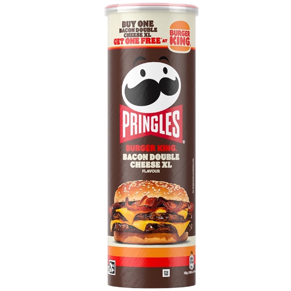 Pringles Burger King Bacon Double Cheese XL! Assapora il gusto del grande hamburger in ogni morso! Queste Pringles in edizione limitata riportano in vita il sapore grigliato del Burger King Bacon Double Cheese XL. Scopri la gustosa combinazione di pancetta affumicata, succose note di manzo e cremoso formaggio fuso. Perfette da condividere alle feste o da gustare durante il tuo programma preferito. Prendi un tubo e goditi questo snack irresistibile. È l'iconico sapore dell'hamburger che ami, ora in una patatina!
