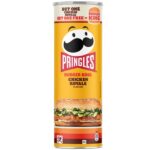 Pringles Burger King Chicken Royale. Vivi una collaborazione leggendaria! Queste Pringles in edizione limitata catturano il sapore irresistibile del classico Burger King Chicken Royale. Ogni patatina offre una deliziosa combinazione di sapore di pollo speziato, maionese cremosa e un tocco di lattuga fresca. Perfette per feste, pranzi al sacco o serate al cinema. Prendi un tubo oggi stesso e assapora il gusto del Burger King Chicken Royale con le Pringles grigliate alla fiamma!