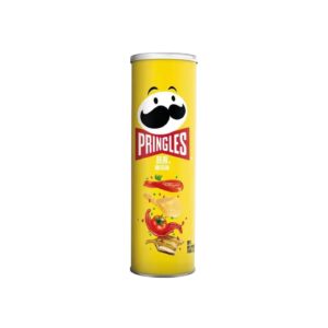 Pringles Tomato Flavour CHN 110 gr. Pringles Tomato Flavour è una delle varianti più particolari provenienti dal mercato asiatico, difficile da trovare in Europa. Il gusto è ispirato al pomodoro maturo, con un equilibrio perfetto tra dolcezza, acidità e una leggera nota speziata.