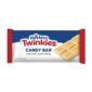 Hostess Twinkies Candy Bar 60 gr. Hostess Twinkies Candy Bar è la versione candy della celebre merendina americana. Non è pan di spagna ma una vera barretta: esterno dolce e compatto con un cuore morbido e cremoso che richiama il classico gusto Twinkies. Il profilo è estremamente “americano”: molto dolce, con forte nota lattosa e vanigliata. È un prodotto novelty pensato per creare hype più che per diventare una barretta standard. Gusto : Vaniglia Cremosa (stile Twinkies)