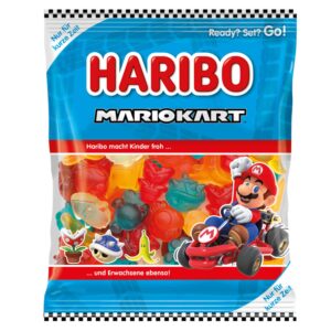 Le caramelle gommose alla frutta Haribo Mario Kart portano il divertimento delle corse direttamente nella tua pausa snack. I coloratissimi pezzi hanno la forma di elementi familiari del gioco, tra cui la banana, il temuto guscio spinoso e il calamaro. Tutte le altre forme hanno gusti diversi: ananas, arancia, cola, banana, ecc.