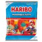 Le caramelle gommose alla frutta Haribo Mario Kart portano il divertimento delle corse direttamente nella tua pausa snack. I coloratissimi pezzi hanno la forma di elementi familiari del gioco, tra cui la banana, il temuto guscio spinoso e il calamaro. Tutte le altre forme hanno gusti diversi: ananas, arancia, cola, banana, ecc.
