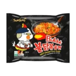 Buldak Hot Chicken Flavor Ramen. Samyang Buldak Hot Chicken Flavor Ramen è uno dei ramen più iconici e virali al mondo. Nato in Corea del Sud, è diventato famoso per la sua piccantezza estrema e il gusto intenso di pollo arrosto speziato. I noodles hanno una consistenza spessa e elastica che trattiene perfettamente la salsa Buldak: una miscela potente di spezie, peperoncino e aromi affumicati che regalano un’esperienza forte e indimenticabile.