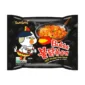 Buldak Hot Chicken Flavor Ramen. Samyang Buldak Hot Chicken Flavor Ramen è uno dei ramen più iconici e virali al mondo. Nato in Corea del Sud, è diventato famoso per la sua piccantezza estrema e il gusto intenso di pollo arrosto speziato. I noodles hanno una consistenza spessa e elastica che trattiene perfettamente la salsa Buldak: una miscela potente di spezie, peperoncino e aromi affumicati che regalano un’esperienza forte e indimenticabile.