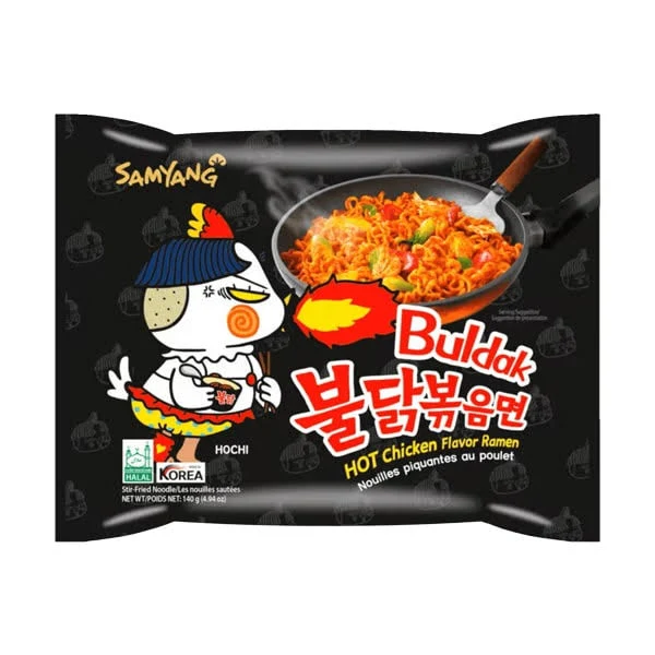 Buldak Hot Chicken Flavor Ramen. Samyang Buldak Hot Chicken Flavor Ramen è uno dei ramen più iconici e virali al mondo. Nato in Corea del Sud, è diventato famoso per la sua piccantezza estrema e il gusto intenso di pollo arrosto speziato. I noodles hanno una consistenza spessa e elastica che trattiene perfettamente la salsa Buldak: una miscela potente di spezie, peperoncino e aromi affumicati che regalano un’esperienza forte e indimenticabile.