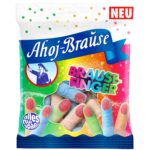Le Ahoj-Brause Fizzy Fingers sono una combinazione giocosa di caramelle gommose e gomma da masticare alla frutta, con un effetto frizzante e effervescente per un'esperienza di gusto unica. Le Ahoj-Brause Fizzy Fingers sono leggermente aspre all'esterno e dolcemente fruttate all'interno, con vari gusti come asperula, pesca e gomma da masticare combinati con note fruttate di lampone. La loro forma insolita e l'effervescenza frizzante creano un'esperienza di snack divertente e variegata che si distingue sia visivamente che per il gusto.