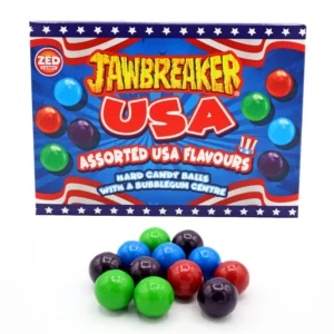 Zed Candy Jawbreakers USA sono le classiche caramelle dure multistrato, famose per la loro lunga durata e i colori vivaci. Ogni jawbreaker rivela strati successivi di gusti fruttati mentre si scioglie lentamente e una gomma d'entro, offrendo un’esperienza lunga e divertente. Perfetti per chi ama le caramelle “old school” americane.