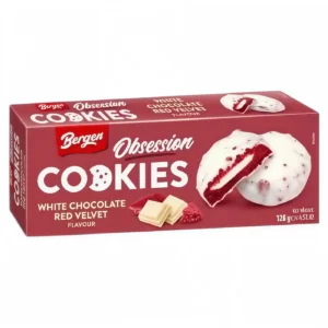Bergen Obsession Cookies White Chocolate Red Velvet 128 gr. Cookies red velvet con ripieno e copertura al cioccolato bianco. Morbidi, golosi e super premium. Bergen Obsession Cookies White Chocolate Red Velvet è una variante premium dal look elegante e dal gusto intenso dessert-style.Questi cookies combinano un biscotto red velvet morbido e leggermente cacao con una cremosa farcitura al cioccolato bianco, il tutto ricoperto da una glassa bianca arricchita da crunchy bits al cacao. Il contrasto tra il sapore vellutato del red velvet e la dolcezza del white chocolate crea un profilo ricco, cremoso e super indulgent, perfetto per chi ama snack dolci in stile bakery americana. La confezione premium li rende ideali anche per regalo, candy box o assortimenti internazionali di fascia alta.