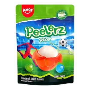 Amos Peelerz Gummy Soccer 65 gr. Amos Peelerz Soccer è una delle varianti più creative della linea Peelerz, caratterizzata da un design ispirato al mondo del calcio e da una struttura peelable che permette di “sbucciare” la caramella come un vero frutto. I gusti sono un mix fruttato ben definito: fragola, mela e mirtillo, con un equilibrio tra dolcezza e una leggera nota acidula. La consistenza è morbida ed elastica, tipica delle gummies premium Amos.