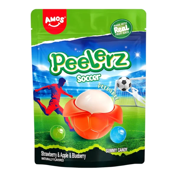 Amos Peelerz Gummy Soccer 65 gr. Amos Peelerz Soccer è una delle varianti più creative della linea Peelerz, caratterizzata da un design ispirato al mondo del calcio e da una struttura peelable che permette di “sbucciare” la caramella come un vero frutto. I gusti sono un mix fruttato ben definito: fragola, mela e mirtillo, con un equilibrio tra dolcezza e una leggera nota acidula. La consistenza è morbida ed elastica, tipica delle gummies premium Amos.