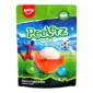 Amos Peelerz Gummy Soccer 65 gr. Amos Peelerz Soccer è una delle varianti più creative della linea Peelerz, caratterizzata da un design ispirato al mondo del calcio e da una struttura peelable che permette di “sbucciare” la caramella come un vero frutto. I gusti sono un mix fruttato ben definito: fragola, mela e mirtillo, con un equilibrio tra dolcezza e una leggera nota acidula. La consistenza è morbida ed elastica, tipica delle gummies premium Amos.