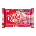 Kit Kat Cherry N Vanilla Brazil 42 Gr. Kit Kat Cherry & Vanilla Brazil è una delle varianti internazionali più particolari della linea Kit Kat. Questa edizione brasiliana combina il classico wafer croccante Kit Kat con una copertura aromatizzata alla ciliegia e vaniglia, creando un profilo dolce, cremoso e fruttato.La componente cherry dona una nota candy-style leggermente acidula, mentre la vaniglia rende il gusto più morbido e vellutato. Il risultato è uno snack originale, colorato e molto diverso dai classici Kit Kat europei.