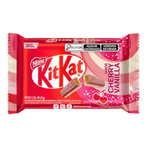 Kit Kat Cherry N Vanilla Brazil 42 Gr. Kit Kat Cherry & Vanilla Brazil è una delle varianti internazionali più particolari della linea Kit Kat. Questa edizione brasiliana combina il classico wafer croccante Kit Kat con una copertura aromatizzata alla ciliegia e vaniglia, creando un profilo dolce, cremoso e fruttato.La componente cherry dona una nota candy-style leggermente acidula, mentre la vaniglia rende il gusto più morbido e vellutato. Il risultato è uno snack originale, colorato e molto diverso dai classici Kit Kat europei.