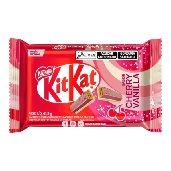 Kit Kat Cherry N Vanilla Brazil 42 Gr. Kit Kat Cherry & Vanilla Brazil è una delle varianti internazionali più particolari della linea Kit Kat. Questa edizione brasiliana combina il classico wafer croccante Kit Kat con una copertura aromatizzata alla ciliegia e vaniglia, creando un profilo dolce, cremoso e fruttato.La componente cherry dona una nota candy-style leggermente acidula, mentre la vaniglia rende il gusto più morbido e vellutato. Il risultato è uno snack originale, colorato e molto diverso dai classici Kit Kat europei.