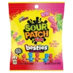 Sour Patch Kids Besties Assorted 90 gr. Sour Patch Kids Besties Assorted è una delle varianti più originali della celebre linea Sour Patch Kids. Ogni coppia di personaggi è “attaccata mano nella mano” e combina due gusti diversi nella stessa caramella, creando mix fruttati unici e divertenti.