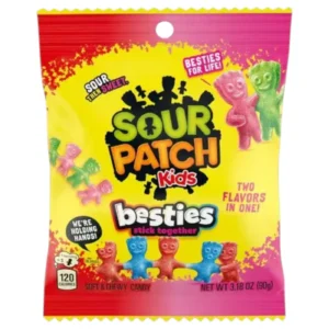 Sour Patch Kids Besties Assorted 90 gr. Sour Patch Kids Besties Assorted è una delle varianti più originali della celebre linea Sour Patch Kids. Ogni coppia di personaggi è “attaccata mano nella mano” e combina due gusti diversi nella stessa caramella, creando mix fruttati unici e divertenti.