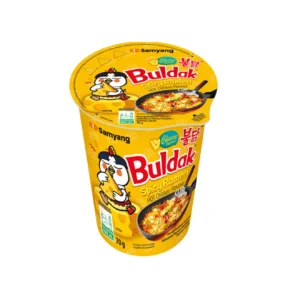 Buldak Cheese Spicy Ramen Hot Chicken Cup 80 gr cup noodles coreani al pollo piccante con formaggio cremoso. Intensissimi, spicy e pronti in pochi minuti. Samyang Buldak Cheese Spicy Hot Chicken Cup è una delle varianti più amate della celebre linea Buldak coreana. Questa versione combina il gusto iconico del pollo super piccante con una nota cremosa di formaggio che rende il sapore più ricco e avvolgente.