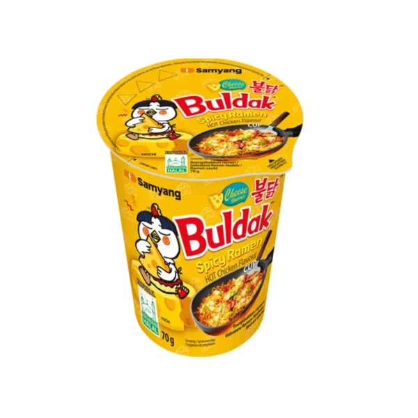Buldak Cheese Spicy Ramen Hot Chicken Cup 80 gr cup noodles coreani al pollo piccante con formaggio cremoso. Intensissimi, spicy e pronti in pochi minuti. Samyang Buldak Cheese Spicy Hot Chicken Cup è una delle varianti più amate della celebre linea Buldak coreana. Questa versione combina il gusto iconico del pollo super piccante con una nota cremosa di formaggio che rende il sapore più ricco e avvolgente.