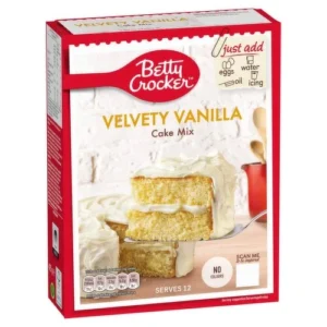 Betty Crocker Velvety Vanilla Cake Mix 425 gr. Betty Crocker Velvety Vanilla Cake Mix è uno dei preparati per dolci più iconici del brand americano Betty Crocker. Pensato per realizzare una torta alla vaniglia soffice e vellutata, questo mix permette di ottenere un risultato bakery-style in modo semplice e veloce. Il gusto è dolce e cremoso, con una classica nota vanilla morbida e avvolgente. La texture finale è leggera e fluffy, perfetta sia da gustare semplice sia come base per frosting, decorazioni, layer cake o cupcake.