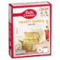Betty Crocker Velvety Vanilla Cake Mix 425 gr. Betty Crocker Velvety Vanilla Cake Mix è uno dei preparati per dolci più iconici del brand americano Betty Crocker. Pensato per realizzare una torta alla vaniglia soffice e vellutata, questo mix permette di ottenere un risultato bakery-style in modo semplice e veloce. Il gusto è dolce e cremoso, con una classica nota vanilla morbida e avvolgente. La texture finale è leggera e fluffy, perfetta sia da gustare semplice sia come base per frosting, decorazioni, layer cake o cupcake.