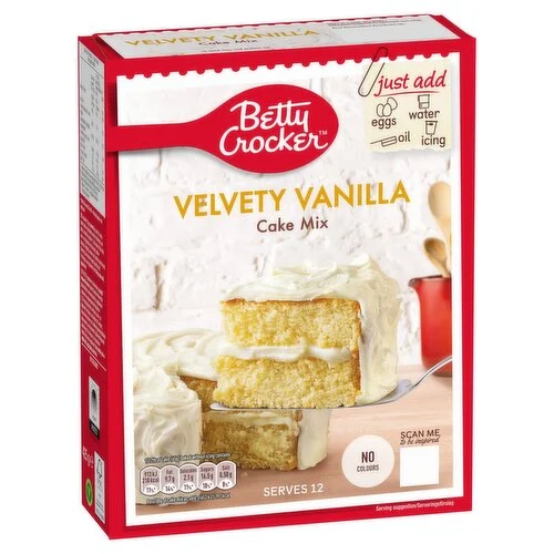 Betty Crocker Velvety Vanilla Cake Mix 425 gr. Betty Crocker Velvety Vanilla Cake Mix è uno dei preparati per dolci più iconici del brand americano Betty Crocker. Pensato per realizzare una torta alla vaniglia soffice e vellutata, questo mix permette di ottenere un risultato bakery-style in modo semplice e veloce. Il gusto è dolce e cremoso, con una classica nota vanilla morbida e avvolgente. La texture finale è leggera e fluffy, perfetta sia da gustare semplice sia come base per frosting, decorazioni, layer cake o cupcake.