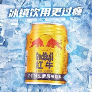 Red Bull Vitamin Flavor Drink China è la storica versione asiatica della celebre energy drink, famosa per il suo gusto completamente diverso rispetto alla Red Bull europea. Questa variante cinese ha un profilo più morbido, dolce e “vitaminico”, con note che ricordano miele, caramello leggero e vitamine energetiche. La texture è meno aggressiva rispetto alle classiche energy occidentali, rendendola molto particolare e ricercata dagli appassionati di bevande import.