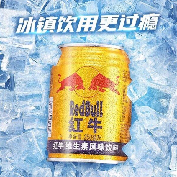 Red Bull Vitamin Flavor Drink China è la storica versione asiatica della celebre energy drink, famosa per il suo gusto completamente diverso rispetto alla Red Bull europea. Questa variante cinese ha un profilo più morbido, dolce e “vitaminico”, con note che ricordano miele, caramello leggero e vitamine energetiche. La texture è meno aggressiva rispetto alle classiche energy occidentali, rendendola molto particolare e ricercata dagli appassionati di bevande import.