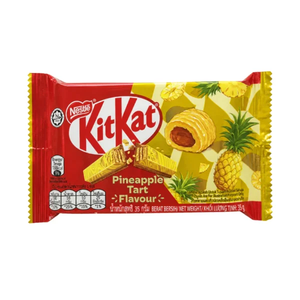 Kit Kat Pineapple Tart 35 gr. Kit Kat Pineapple Tart è una delle varianti asiatiche più particolari della linea Kit Kat, ispirata alle celebri pineapple tart del Sud-Est asiatico, dolci tradizionali a base di pasta frolla burrosa e marmellata di ananas. Questa limited edition combina il classico wafer croccante Kit Kat con una copertura aromatizzata all’ananas dal profilo dolce e leggermente acidulo. Il gusto richiama le pineapple tart malesi e singaporeane tipiche del periodo del Capodanno Cinese.