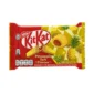 Kit Kat Pineapple Tart 35 gr. Kit Kat Pineapple Tart è una delle varianti asiatiche più particolari della linea Kit Kat, ispirata alle celebri pineapple tart del Sud-Est asiatico, dolci tradizionali a base di pasta frolla burrosa e marmellata di ananas. Questa limited edition combina il classico wafer croccante Kit Kat con una copertura aromatizzata all’ananas dal profilo dolce e leggermente acidulo. Il gusto richiama le pineapple tart malesi e singaporeane tipiche del periodo del Capodanno Cinese.