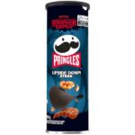 Pringles Stranger Things Upside Down Steak – Ed. Limitata (100g). Pringles Stranger Things Upside Down Steak è una delle varianti più particolari della linea dedicata alla serie cult Stranger Things. Il gusto steak richiama la carne alla griglia: intenso, leggermente affumicato e con una nota sapida che rende ogni morso deciso e avvolgente. Il packaging “Upside Down” è un richiamo diretto alla serie e rende il prodotto immediatamente riconoscibile a scaffale. È uno snack perfetto per fan, collezionisti e per chi cerca gusti forti e diversi dalle classiche patatine.