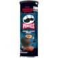 Pringles Stranger Things Upside Down Steak – Ed. Limitata (100g). Pringles Stranger Things Upside Down Steak è una delle varianti più particolari della linea dedicata alla serie cult Stranger Things. Il gusto steak richiama la carne alla griglia: intenso, leggermente affumicato e con una nota sapida che rende ogni morso deciso e avvolgente. Il packaging “Upside Down” è un richiamo diretto alla serie e rende il prodotto immediatamente riconoscibile a scaffale. È uno snack perfetto per fan, collezionisti e per chi cerca gusti forti e diversi dalle classiche patatine.