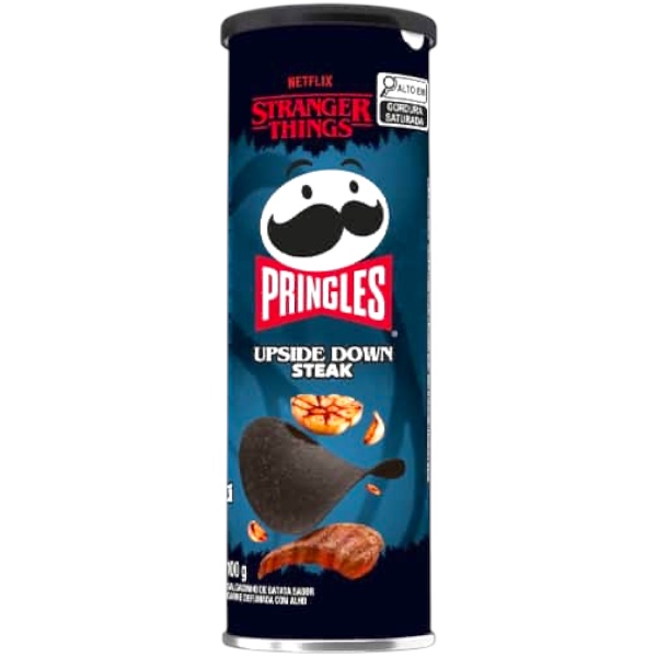 Pringles Stranger Things Upside Down Steak – Ed. Limitata (100g). Pringles Stranger Things Upside Down Steak è una delle varianti più particolari della linea dedicata alla serie cult Stranger Things. Il gusto steak richiama la carne alla griglia: intenso, leggermente affumicato e con una nota sapida che rende ogni morso deciso e avvolgente. Il packaging “Upside Down” è un richiamo diretto alla serie e rende il prodotto immediatamente riconoscibile a scaffale. È uno snack perfetto per fan, collezionisti e per chi cerca gusti forti e diversi dalle classiche patatine.