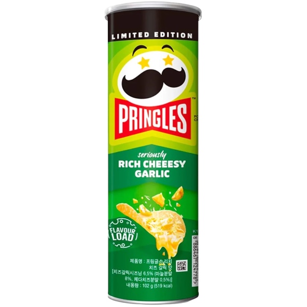 Pringles Rich Cheesy Garlic Pringles Rich Cheesy Garlic 102g – Chips Formaggio e Aglio Limited Edition. Le Pringles Rich Cheesy Garlic uniscono il sapore intenso del formaggio cremoso alle note ricche e aromatiche dell’aglio tostato. Una limited edition asiatica super saporita per veri fan degli snack bold.